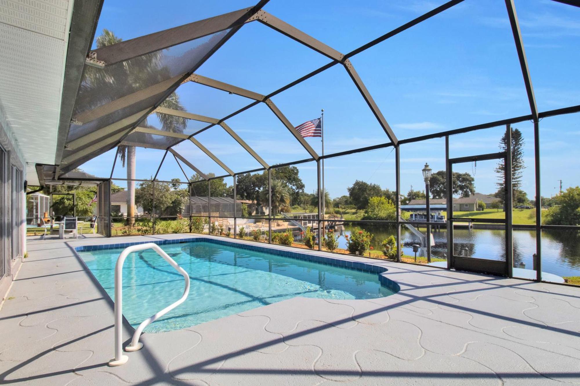 Pet Friendly Canal Front 3-bedroom Grand With Pool, Linai And Dock