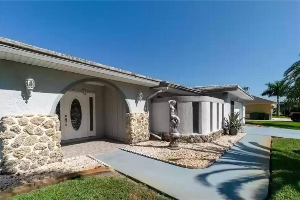 Villa Pet Friendly Canal Front 3-bedroom Grand With Pool, Linai And Dock *