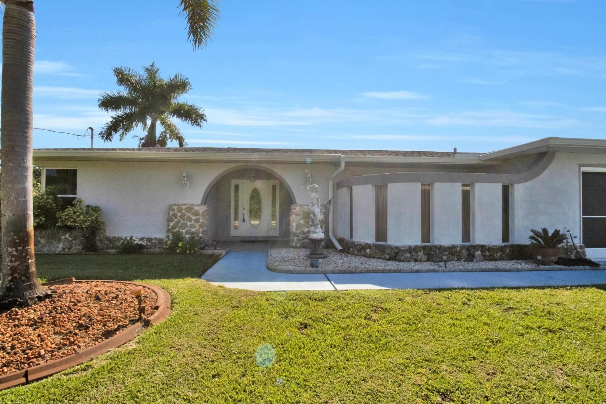 Pet Friendly Canal Front 3-bedroom Grand With Pool, Linai And Dock Port Charlotte